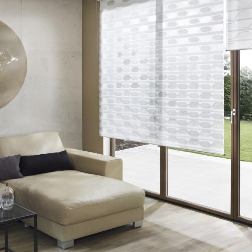 Helles Wohzimmer mit Doppelrollo, Sofa mit Couchtisch