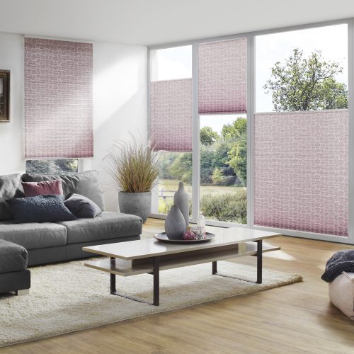 Modernes Wohnzimmer mit gemusterten Wabenplissees.
Studio 3001