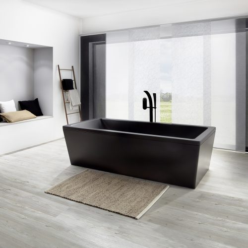 Helles modernes Bad mit Flächenvorhang in drei verschiedenen Stoffen und Blick in den Garten, Badewanne und Waschbecken mit Spiegel, Sitznische mit Kissen, Regal und Teppich