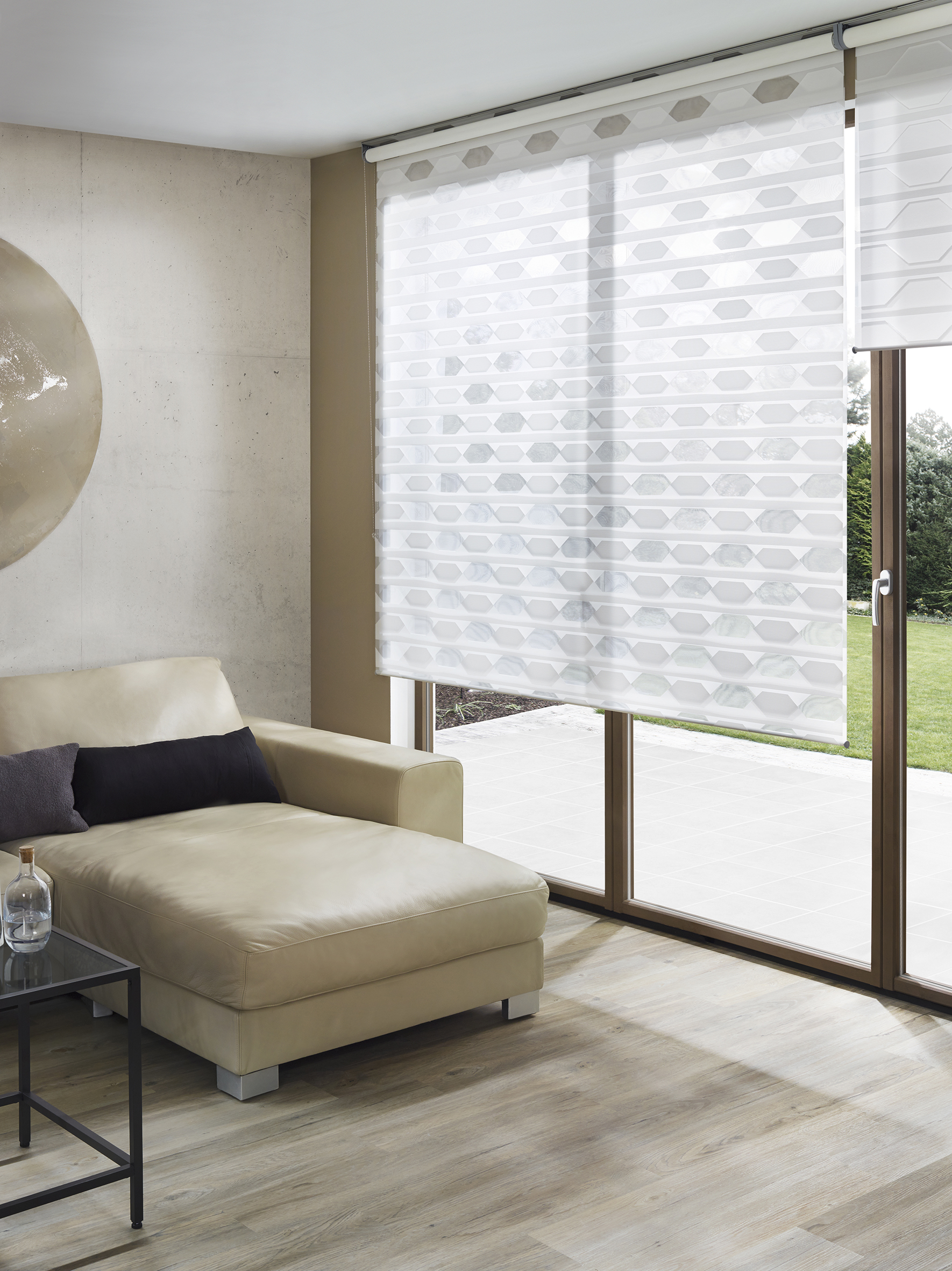 Helles Wohzimmer mit Doppelrollo, Sofa mit Couchtisch