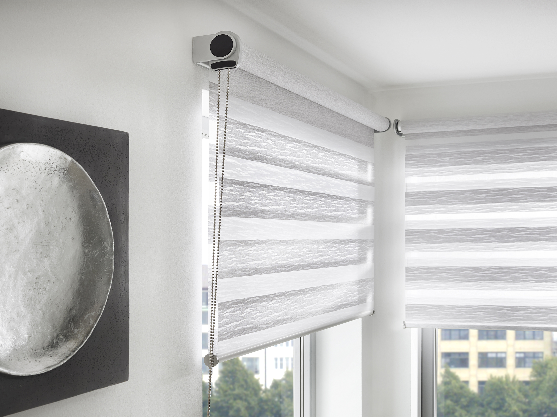 Helles Büro mit Doppelrollo in der Stadt