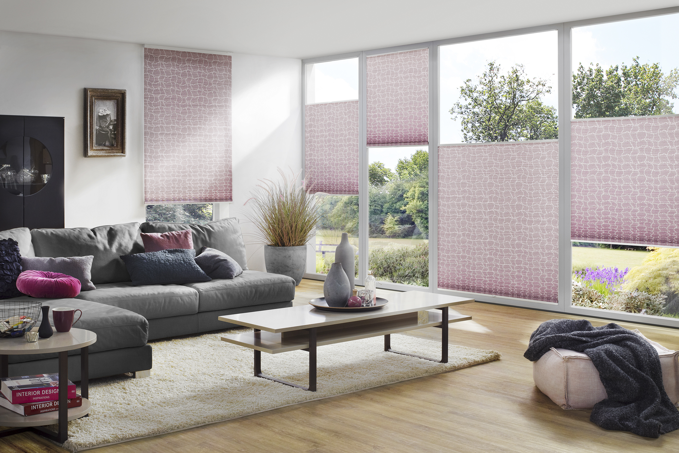 Modernes Wohnzimmer mit gemusterten Wabenplissees.
Studio 3001