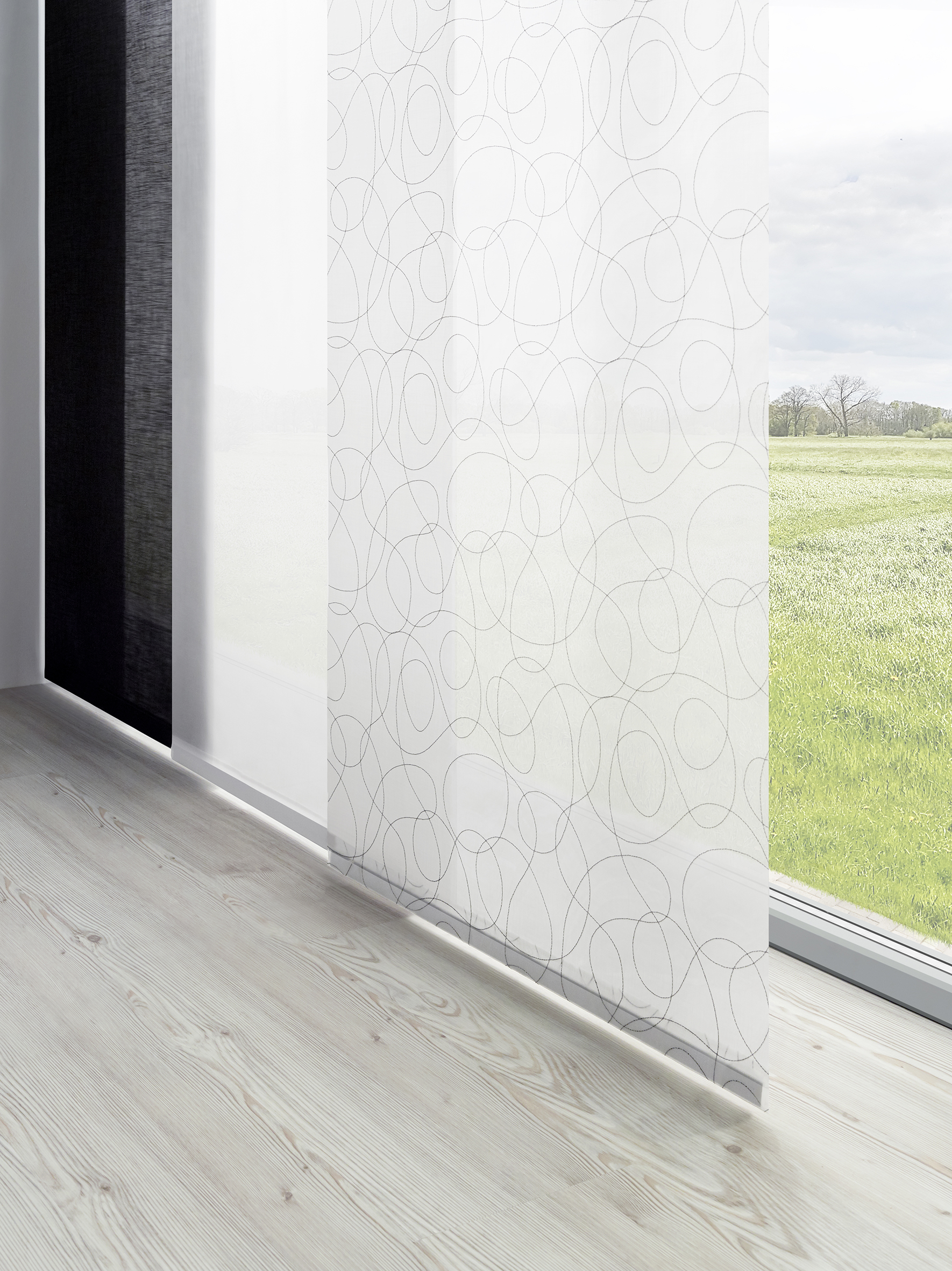 Helles modernes Bad mit Flächenvorhang in drei verschiedenen Stoffen und Blick in den Garten